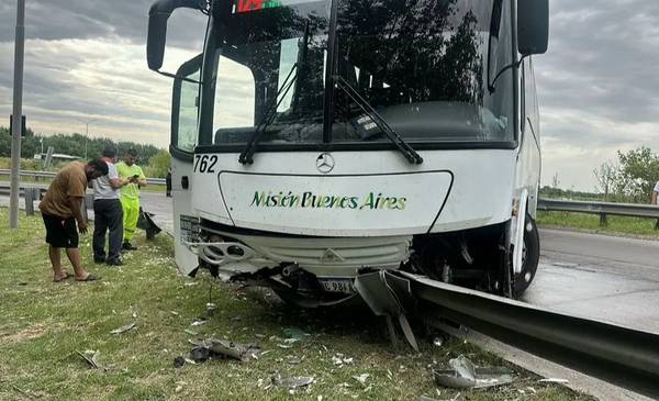 Un micro con pasajeros despistó en la subida a la Autopista La Plata y provocó demoras