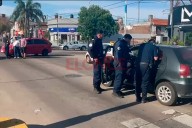Auto habría cruzado en rojo, chocó a otro vehículo y quiso escapar en Paraná