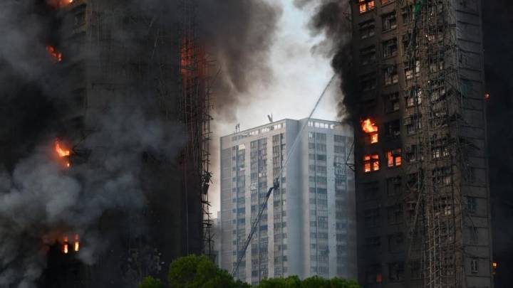Aumenta a 128 el número de muertos por incendio en complejo residencial de Hong Kong