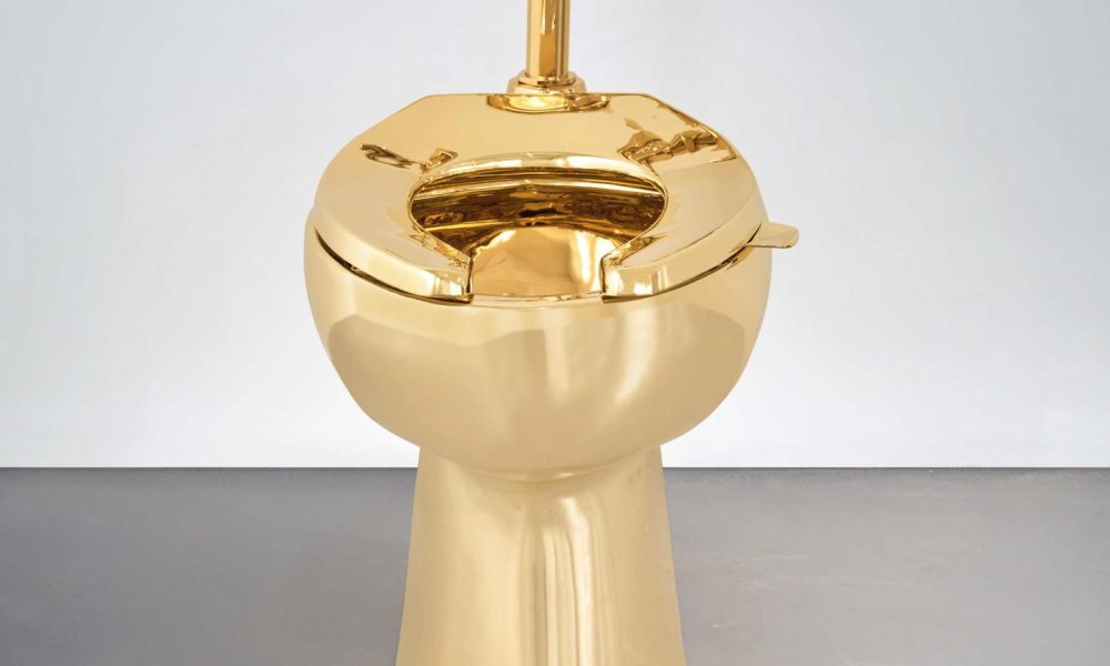 Inodoro de oro de artista Maurizio Cattelan se vende por 12,1 millones dólares en subasta