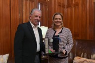 Maru Campos recibe reconocimiento del CCE por su compromiso con el sector empresarial de Chihuahua