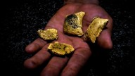 Perú, epicentro del oro ilegal en Sudamérica: 44% del metal ilícito regional proviene del país y mueve US$12.000 millones