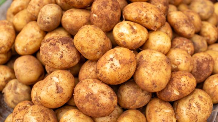 Le quedaban 32 toneladas de patatas que nadie quería y tiene una idea que crea colas y colas de coches