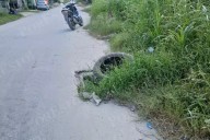 Vecinos colocan llanta sobre registro sin tapa en Escárcega para evitar accidentes