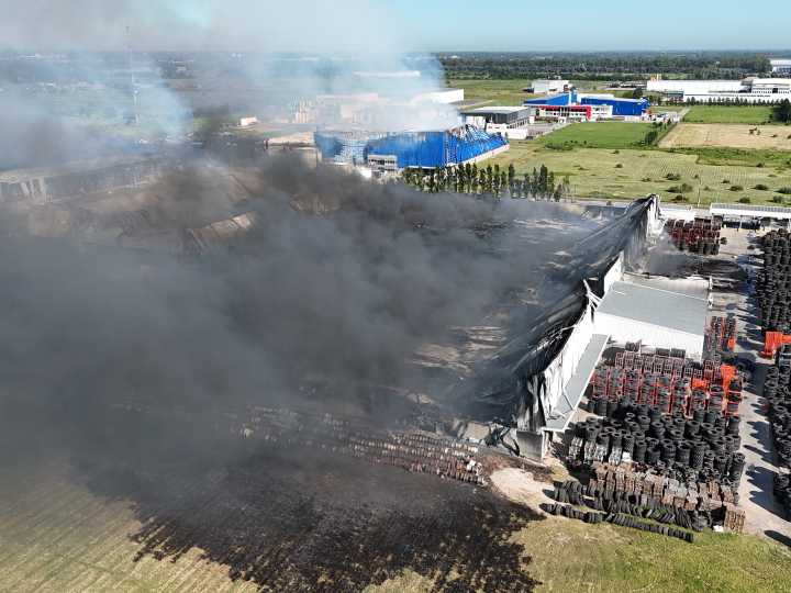 "Fue algo dantesco y nunca visto": el dramático relato de un empresario que recorrió la zona del incendio y explosión en Ezeiza