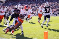 Klubnik's TD run, Jones' 2 picks lead Clemson to 4th straight win, 28