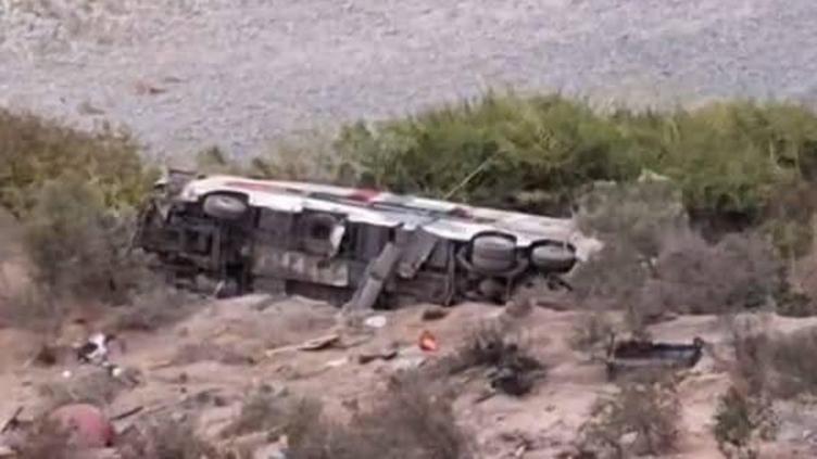 Al menos 37 muertos en volcadura de camión en Perú