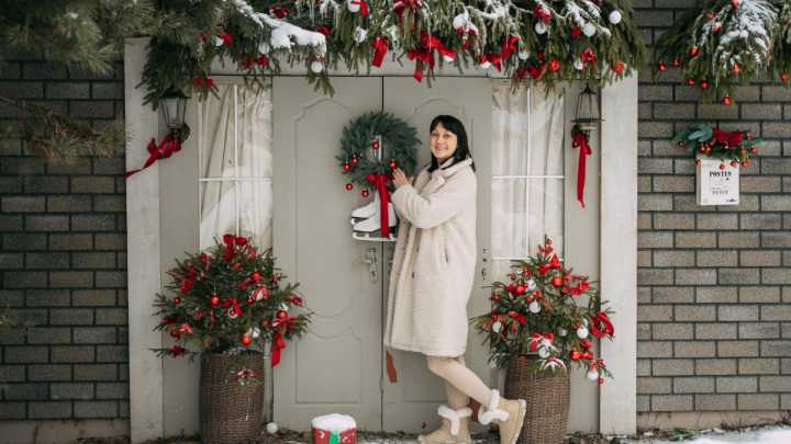 Decoración navideña 2025: 5 ideas elegantes para decorar tu puerta esta Navidad