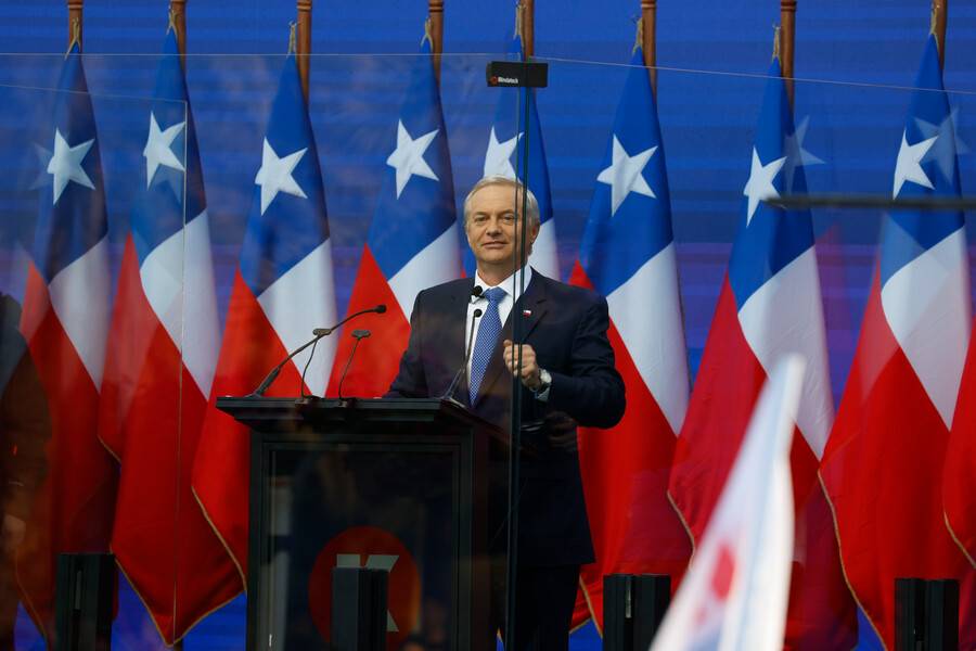 Jara sobre podio antibalas que instalará Kast en actos de cierre de campaña: “Siempre estoy con la gente y no le temo”