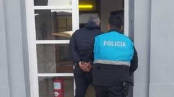 Intentaba forzar la cerradura de un local en pleno centro