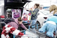 Retail group predicts holiday spending could top $1 trillion