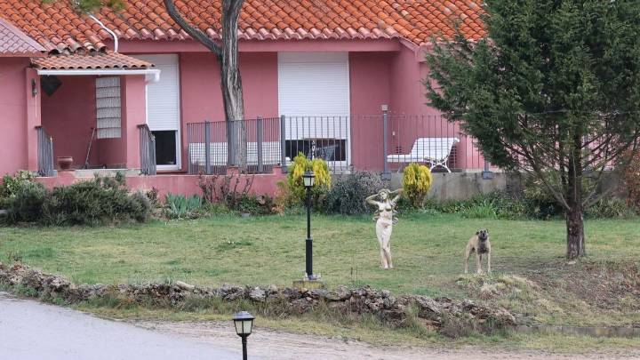 Víctima de la secta de Vistabella: "Toni me metió los dedos una hora mientras mi tía me sujetaba los brazos y su mujer bloqueaba la puerta"
