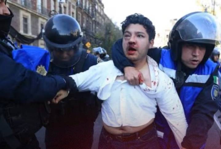 Redes sociales acusan a Sheinbaum de un “68 light” por represión a jóvenes de Gen Z en el Zócalo de la CDMX