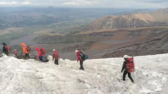 Rescataron a un montañista que cayó en el Lanín y lograron descenderlo sin lesiones