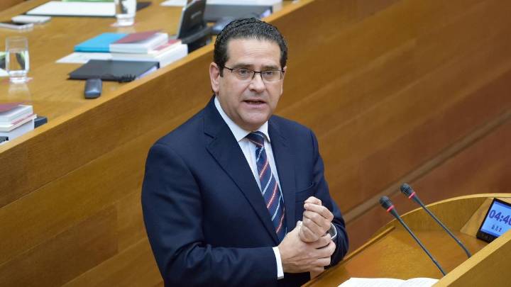 Mazón se atrinchera en el Congreso asediado por la izquierda y evita explicar sus 37 minutos de desconexión