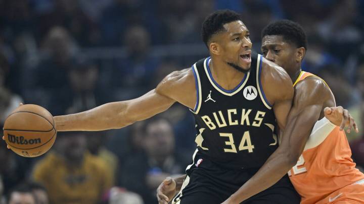 Bucks' Giannis Antetokounmpo leaves Monday's game with groin injury, won't return