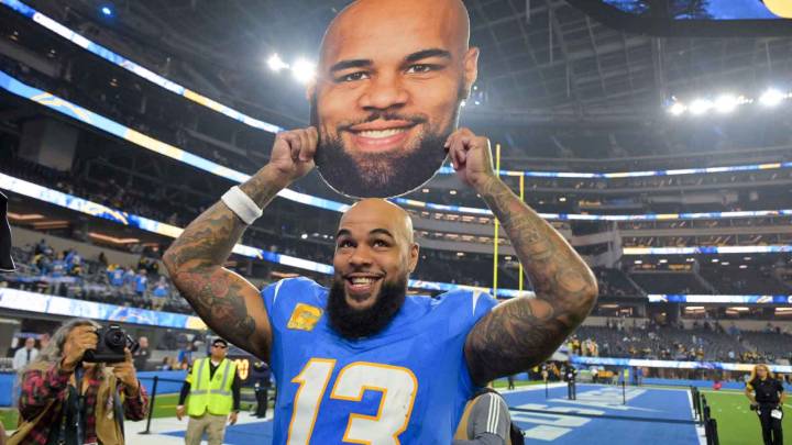 Chargers QB Justin Herbert gives Keenan Allen his flowers after historic catch vs. Steelers