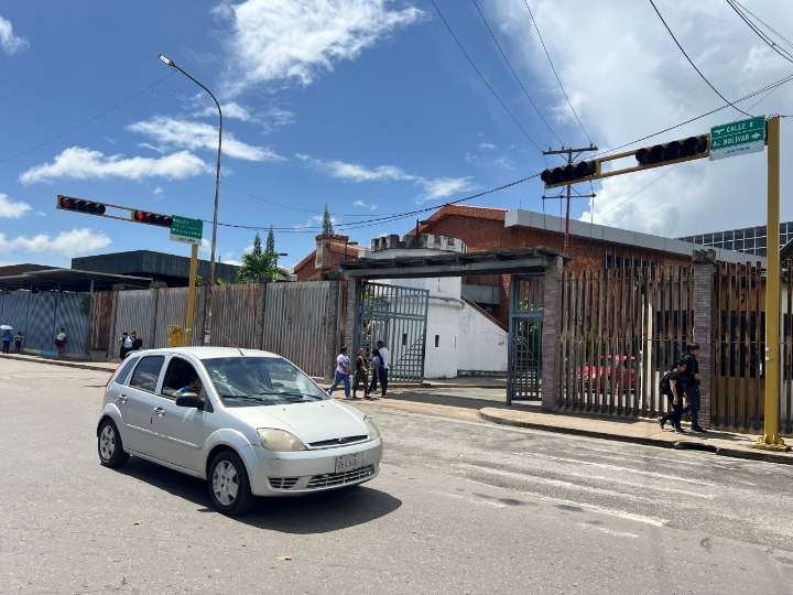 Estudiantes de la UBV denuncian irrespeto en el semáforo frente la universidad