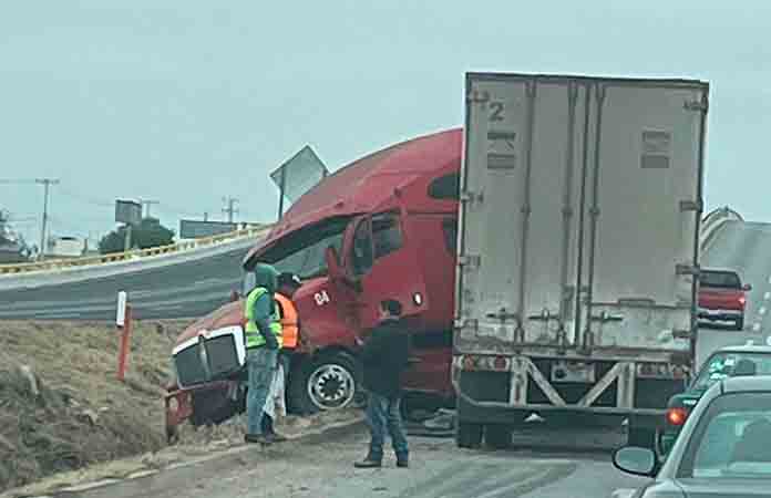 Se accidenta tráiler en la carretera a México