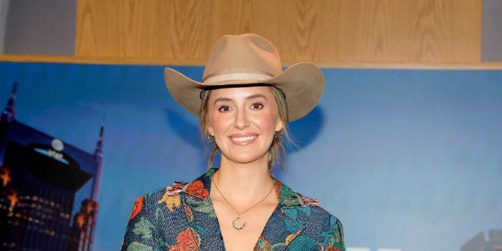 Lainey Wilson Changed Outfits 8 Times at the CMAs — And Outfit #1 Is Stealing All the Attention