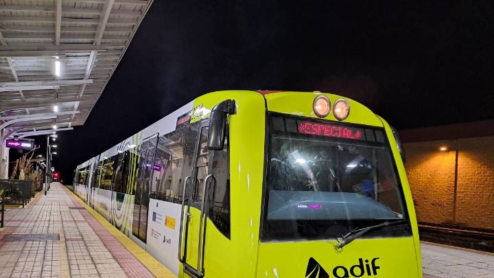 El tren verde manzana que mide el abandono de la vía de Feve