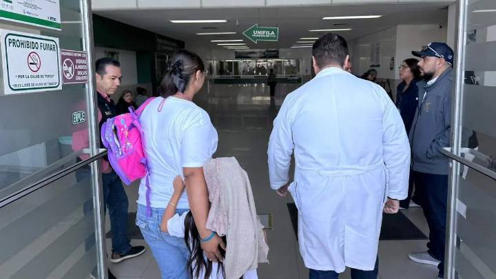 Niegan atención médica en clínica del IMSS a madre por acudir con su hija con autismo