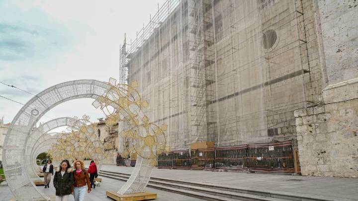 Los andamios cubren ya la Catedral de Valladolid