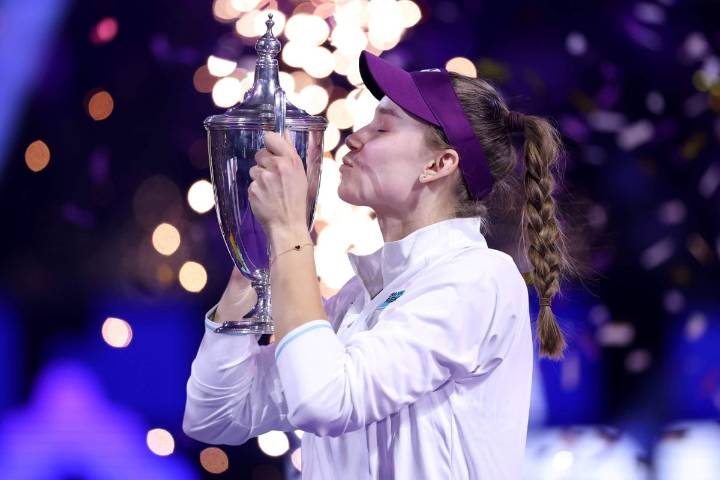 Elena Rybakina declines photo with women's tennis chief at WTA Tour Finals trophy ceremony
