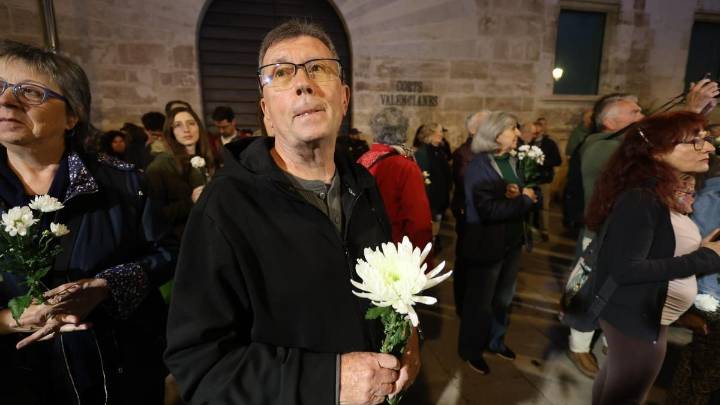 Cientos de personas se concentran frente a las Corts valencianes para pedir el enjuiciamiento de Mazón por su gestión de la dana