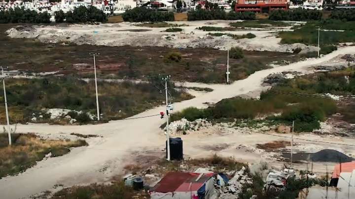 Invasión en el Lago de Texcoco Cuenta Hasta con Instalación de Postes de Luz