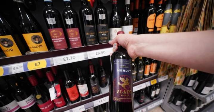 Rachel Reeves urged to 'scrap crippling tax' on booze, wine and spirits