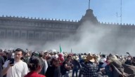 Lanzan humo a grupo de manifestantes que intentó escalar la valla de Palacio Nacional en la marcha de la "Generación Z"