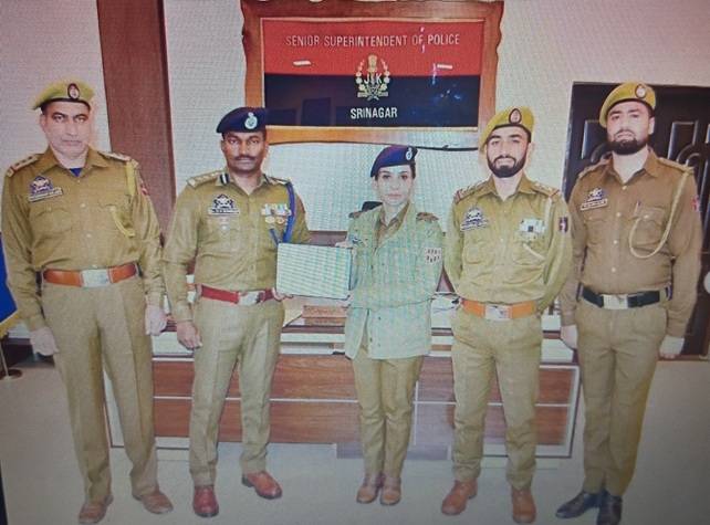 Srinagar Police receive award for Best Performing District in North Zone for mobile recovery