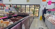 Olores fétidos mientras destapan drenaje carnicería de mercado en SLRC