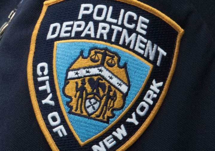 Arrestan a oficial novato de la policía de Nueva York por presuntamente estrangular a familiar
