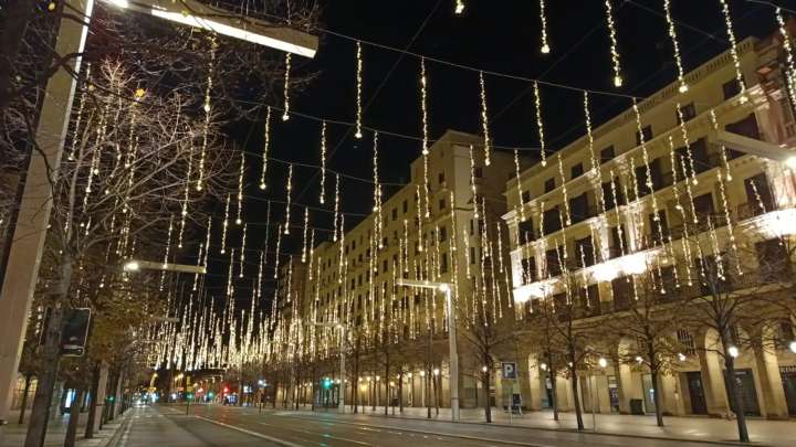 Cortes en el tranvía por el encendido de luces de Navidad en la plaza de España
