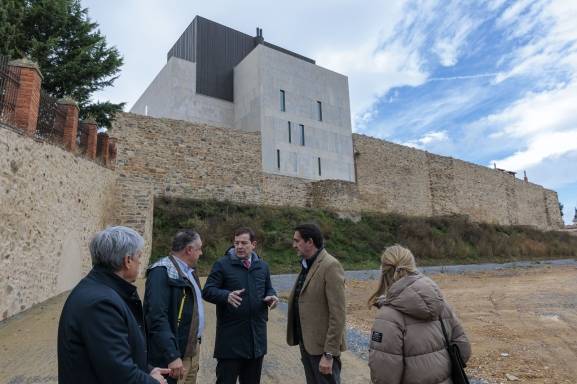 Mañueco visita la muralla de Astorga tras su restauración con 1,2 millones de euros