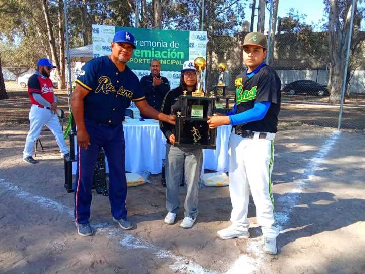 Entregan reconocimientos a beisbolistas de la Liga Municipal de Beisbol