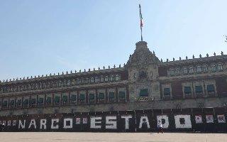 Activistas denuncian “Narcoestado” en Palacio Nacional y exhiben lista de narcopolíticos