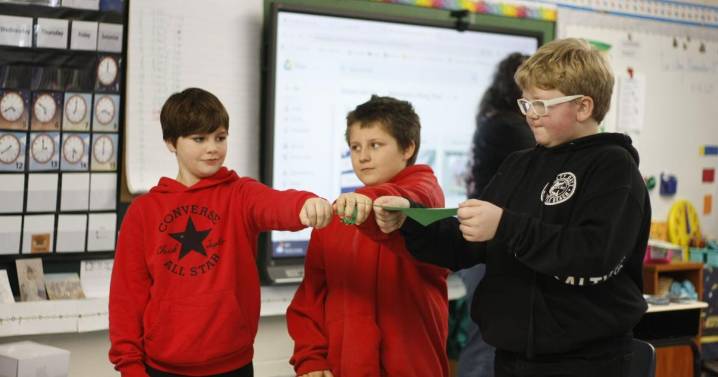 Bennington Rising: College, high school students teach class before capstone
