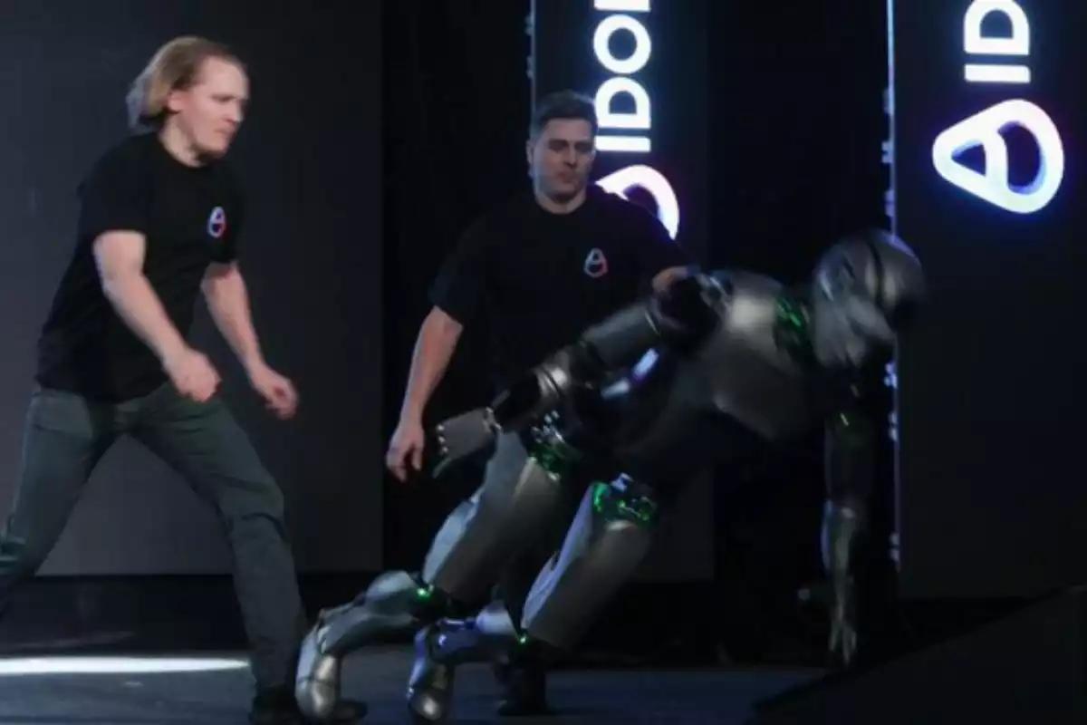 Fracaso en Moscú: el robot humanoide AIdol se cae en su presentación oficial y lo tapan con una cortina negra