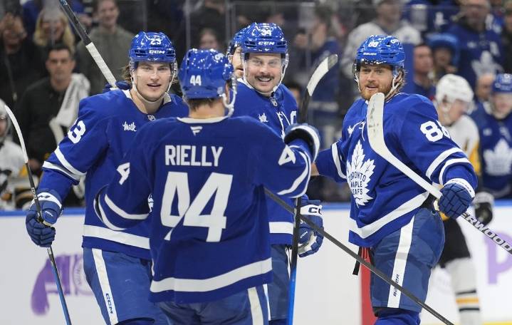 Deadspin | Mammoth, Maple Leafs out to build off uplifting wins