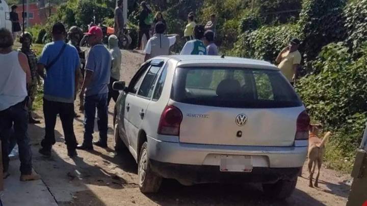 Pobladores detienen y amarran a presunta ladrona a poste en Atlixco