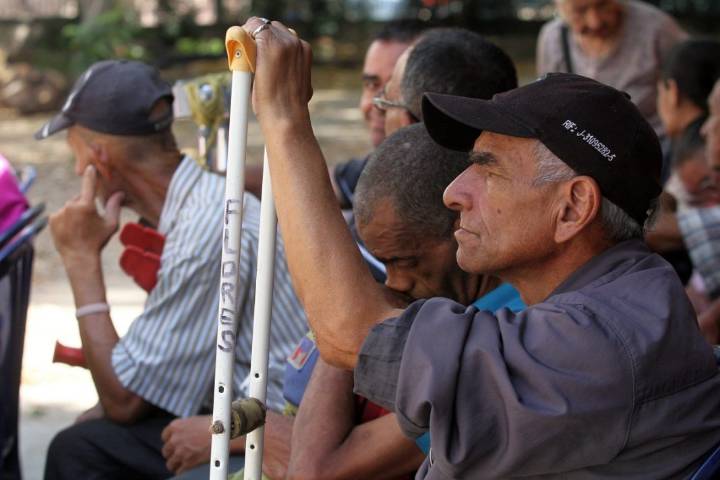 Pensionados comenzaron a cobrar el equivalente a 48 dólares del bono de noviembre