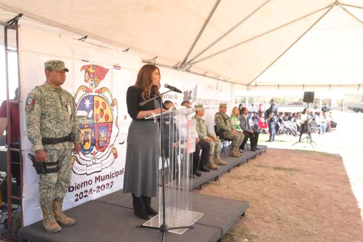 Encabeza presidente del DIF, Rubí Enríquez ceremonia de izamiento de la bandera