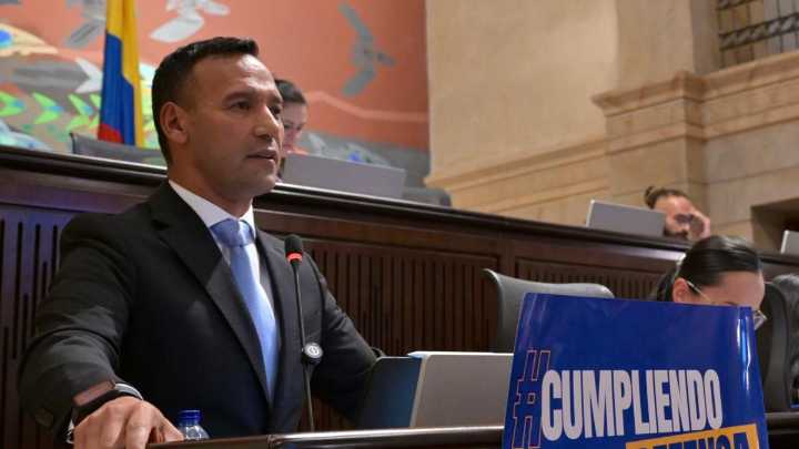 Radican moción de censura contra el ministro de Defensa, Pedro Sánchez, por bombardeos que dejan al menos 12 menores muertos