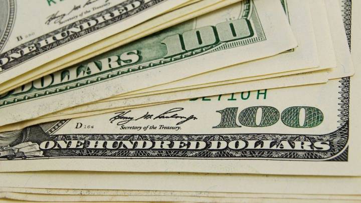 El dólar oficial cayó tras cinco días al alza ante un mercado reducido por el feriado en EEUU