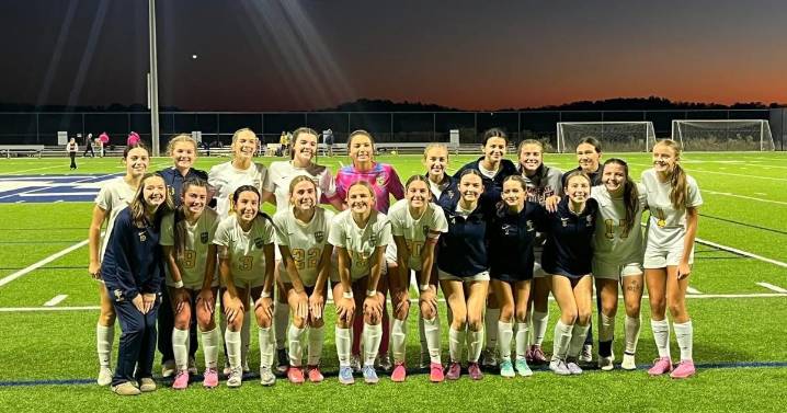 No. 1 Bees bring experience and undefeated season into semifinal state matchup against Bridgeport