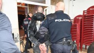 Seis detenidos y 30 denuncias por drogas, armas, extranjeía o tabaco en dos establecimientos de El Vendrell