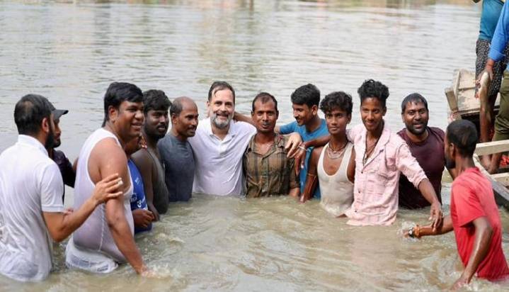 Bihar Polls: Rahul Joins Fishermen In Pond During Begusarai Campaign, Blasts NDA Govt